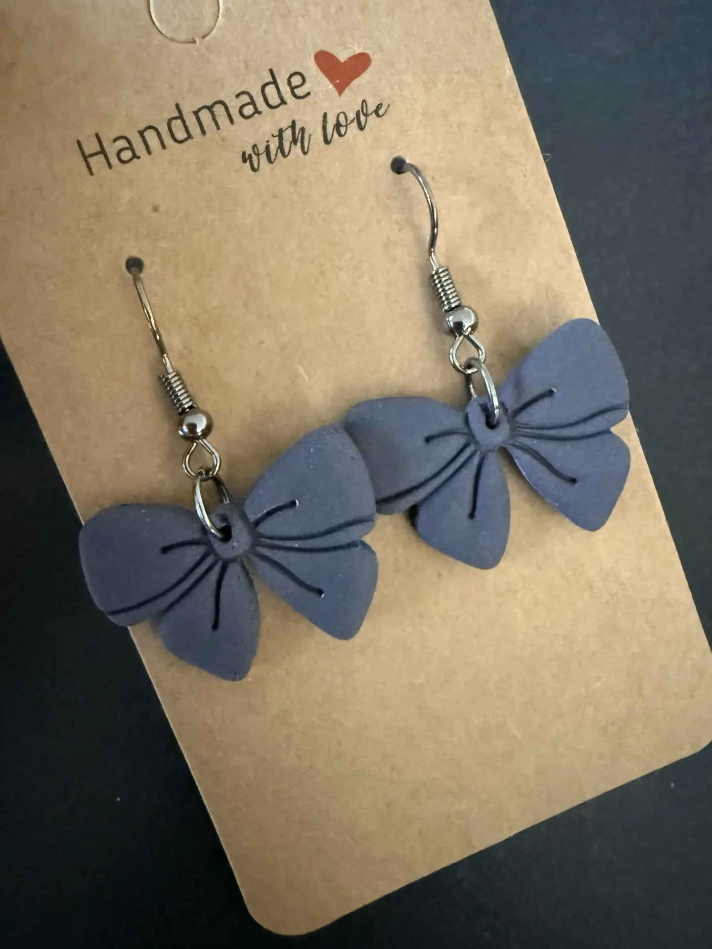 Hanger strikjes grijs