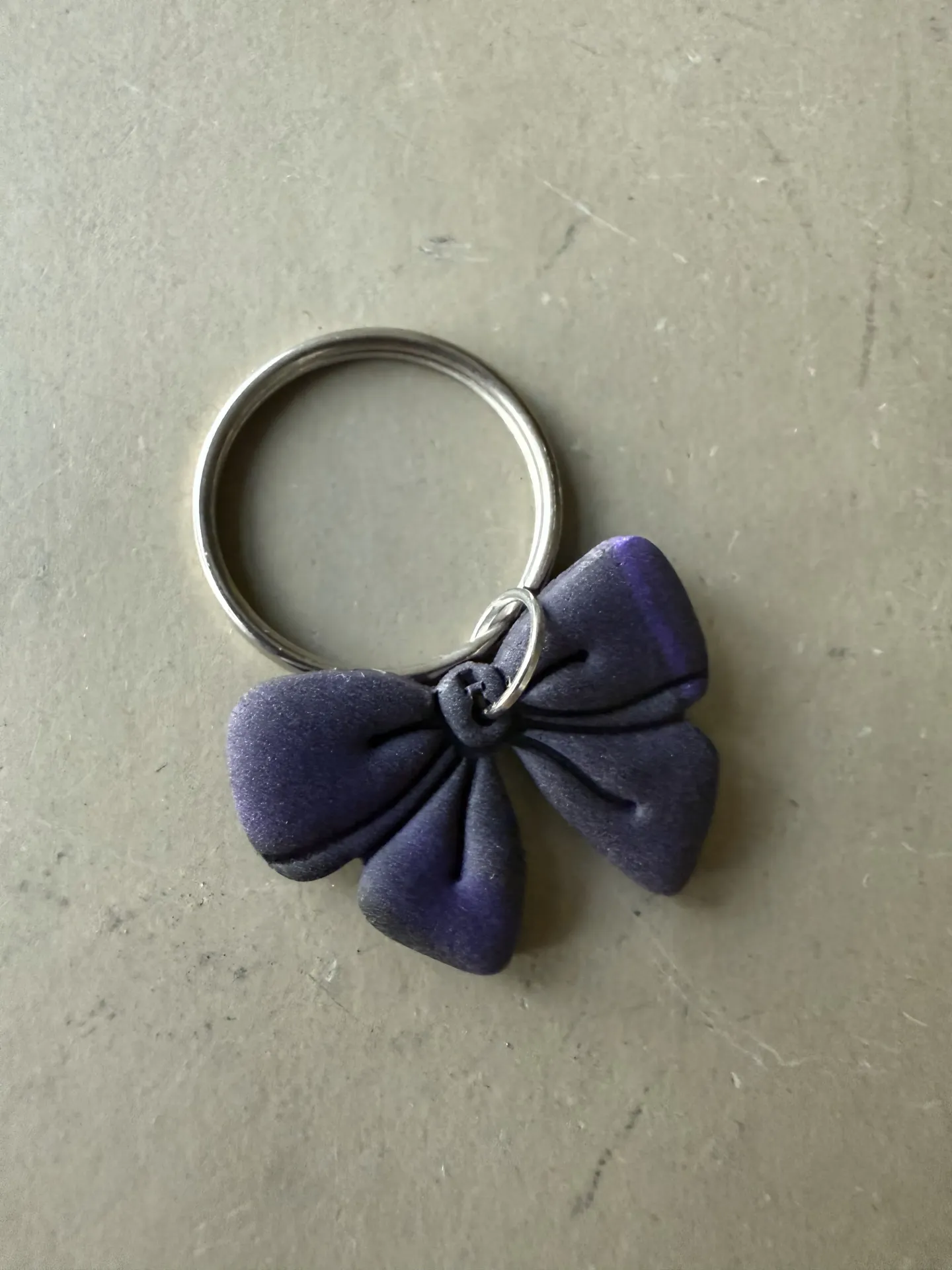 Sleutelhanger strikje paars - grijs